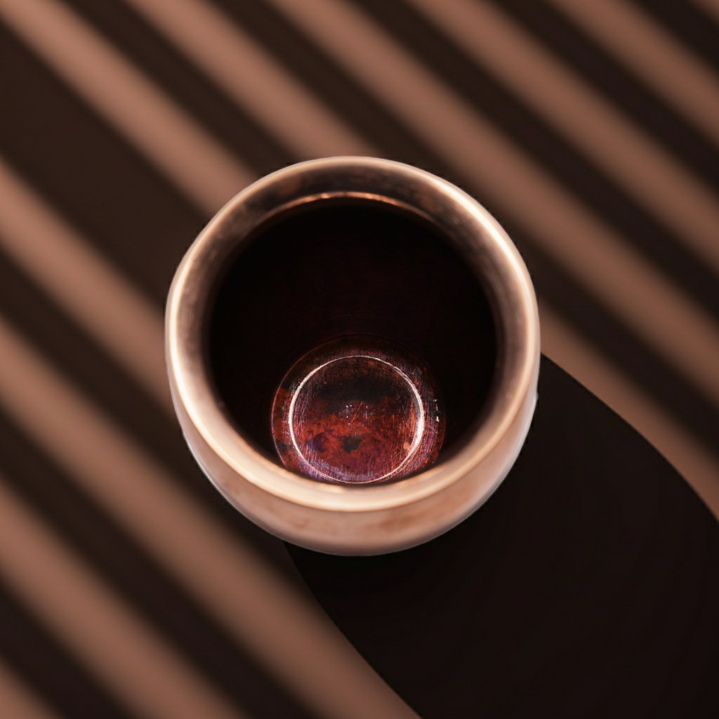 पारंपरिक पूजा कलश – हाथ से निर्मित तांबे का पात्र