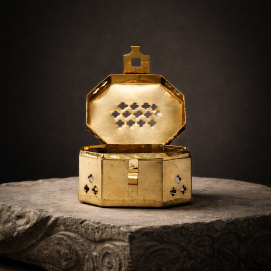 पीतल संपुट अनुष्ठान बॉक्स - शालिग्राम के लिए पवित्र धारक