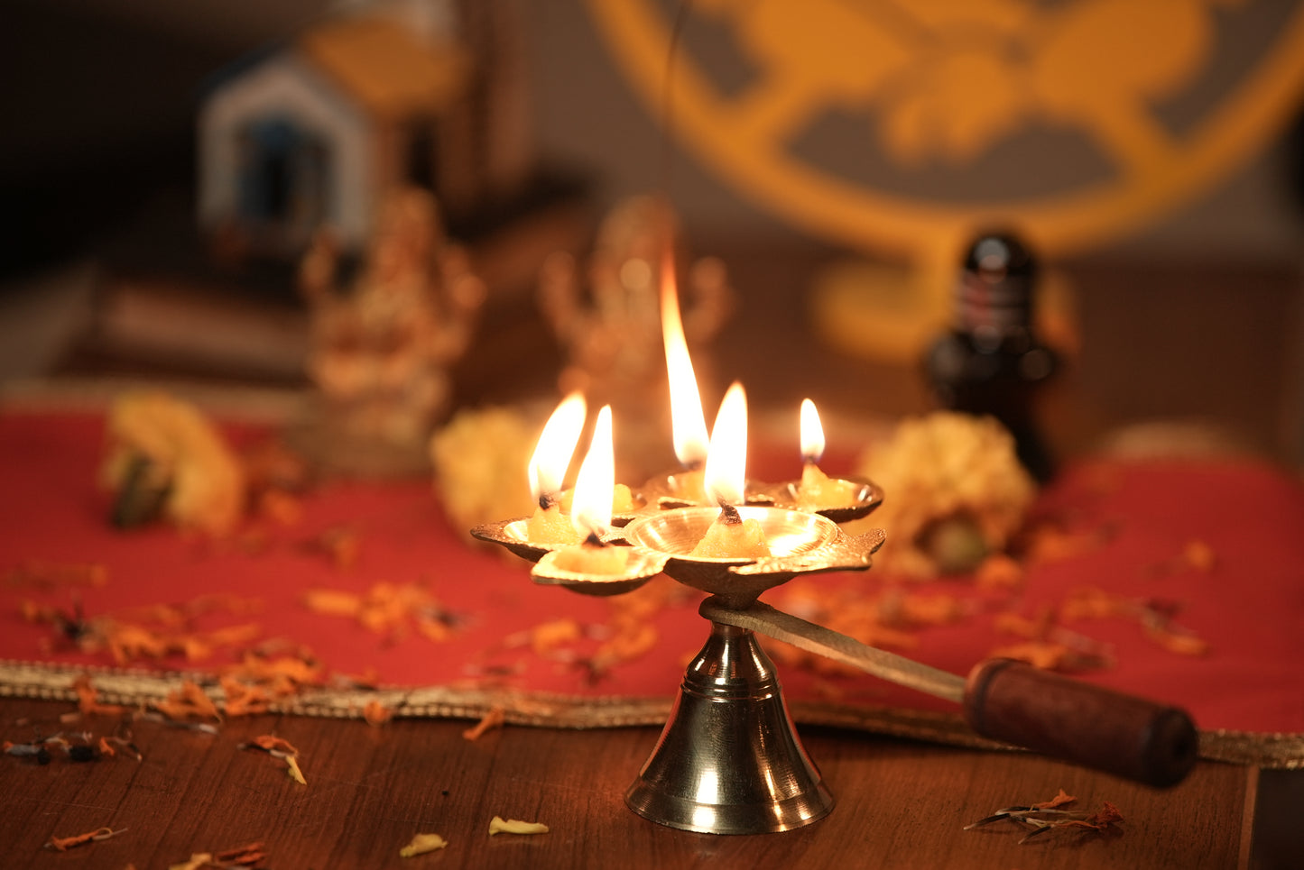 लकड़ी के स्टैंड के साथ स्वर्ण पीतल का पंचदीप दीपम