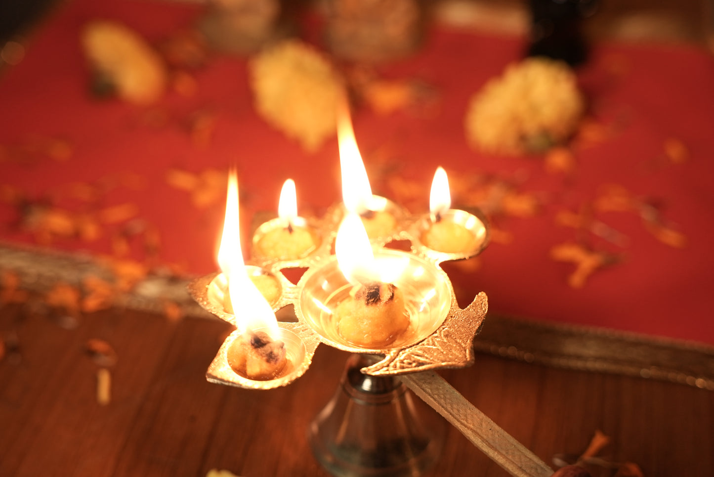 लकड़ी के स्टैंड के साथ स्वर्ण पीतल का पंचदीप दीपम