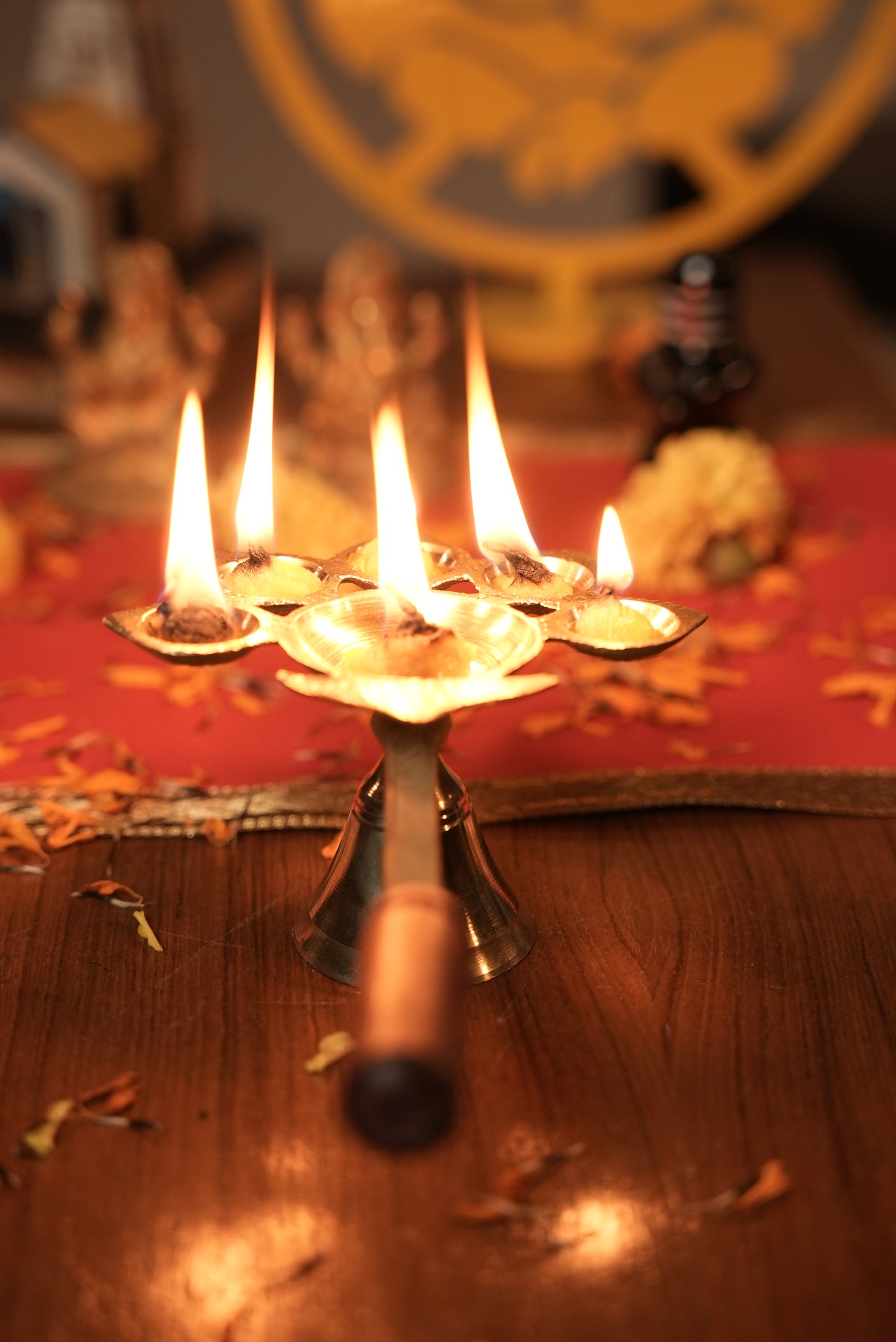 लकड़ी के स्टैंड के साथ स्वर्ण पीतल का पंचदीप दीपम