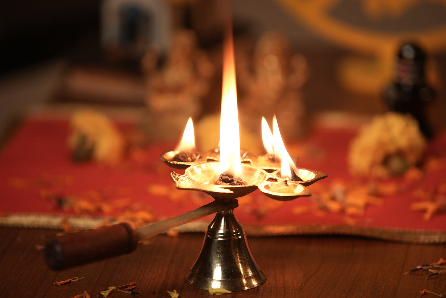 लकड़ी के स्टैंड के साथ स्वर्ण पीतल का पंचदीप दीपम