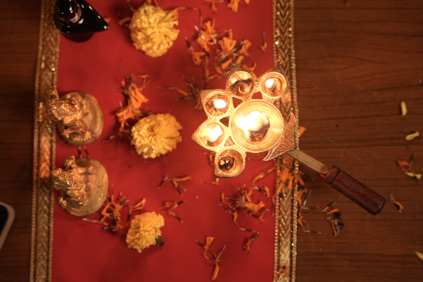 लकड़ी के स्टैंड के साथ स्वर्ण पीतल का पंचदीप दीपम